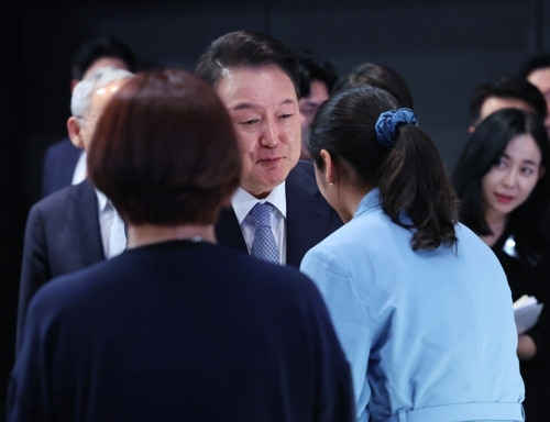 운석열 대통령이 22일 서울 한 호텔에서 열린 ‘2024 파리올림픽 선수단 격려 행사’에서 배드민턴 금메달리스트 안세영과 인사하고 있다.  연합뉴스