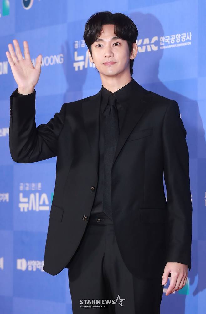 김수현 '팬들 향한 손인사'[★포토]