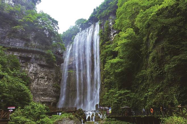 높이102m, 폭 80m 크기의 삼협대폭포