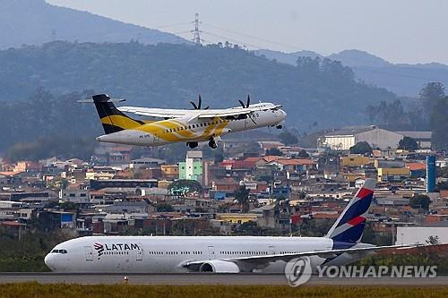 브라질 상파울루 구아룰류스 공항서 이륙중인 항공기 이 사진은 기사와 직접적인 관련이 없음. [AFP 연합뉴스 자료사진. 재판매 및 DB 금지]