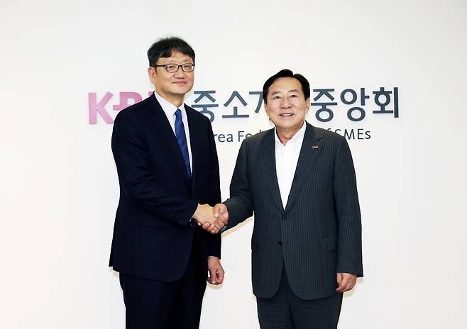 권기섭 경사노위 위원장(왼쪽)과 김기문 중기중앙회장  [중소기업중앙회 제공. 재판매 및 DB 금지]