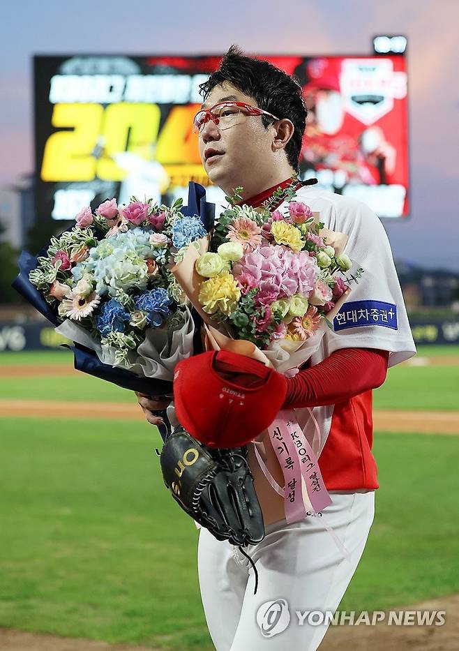 '대투수' 양현종, KBO 역대 최다 탈삼진 2049 달성 (광주=연합뉴스) 조남수 기자 = 21일 광주기아챔피언스필드에서 열린 프로야구 롯데 자이언츠와 KIA 타이거즈의 경기. KBO 역대 최다 탈삼진 기록을 달성한 KIA 양현종이 꽃다발을 한 아름 받아 들고 있다. 2024.8.21 iso64@yna.co.kr