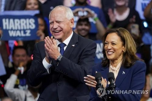 나란히 박수치는 미 민주 정·부통령 후보 [로이터=연합뉴스 자료사진. 재판매 및 DB금지]