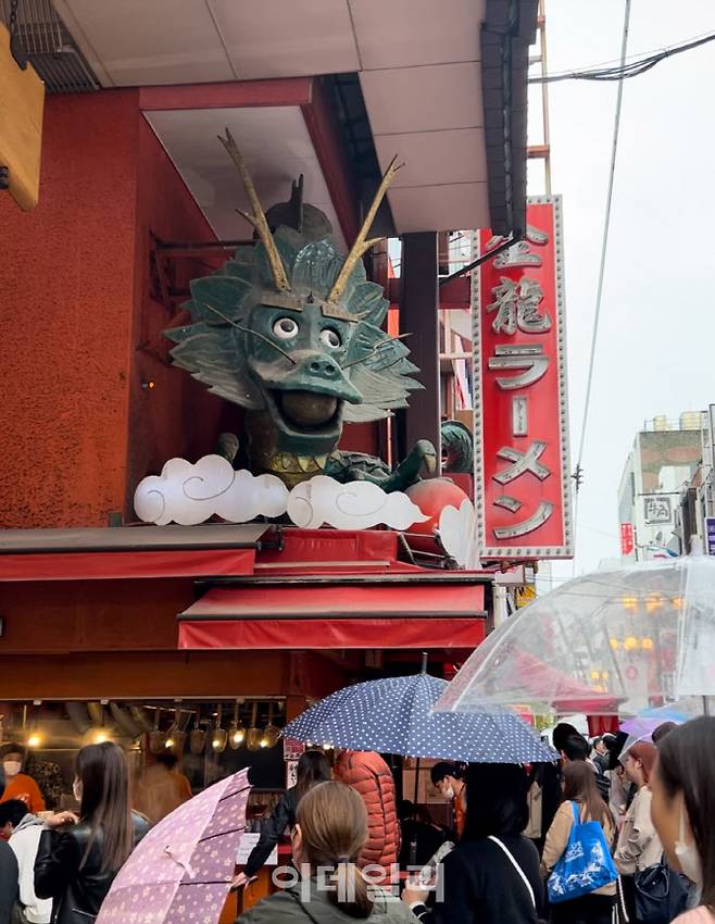 일본 오사카 ‘킨류라멘’ 도톤보리점의 용 조형물.(사진=양지윤 기자)