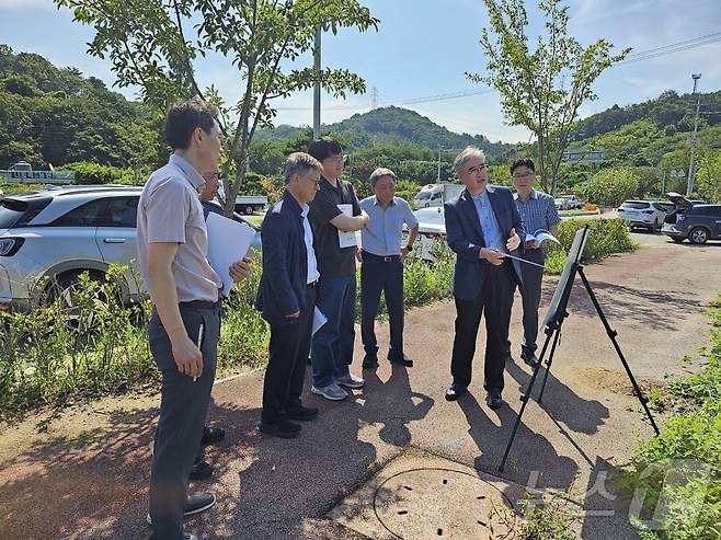 국토연구원 개발제한구역 국가·지역전략사업 검토위원회 위원들이 경남도가 신청한 창원권 사업 신청지에서 현장실사를 하고 있다.(경남도 제공)