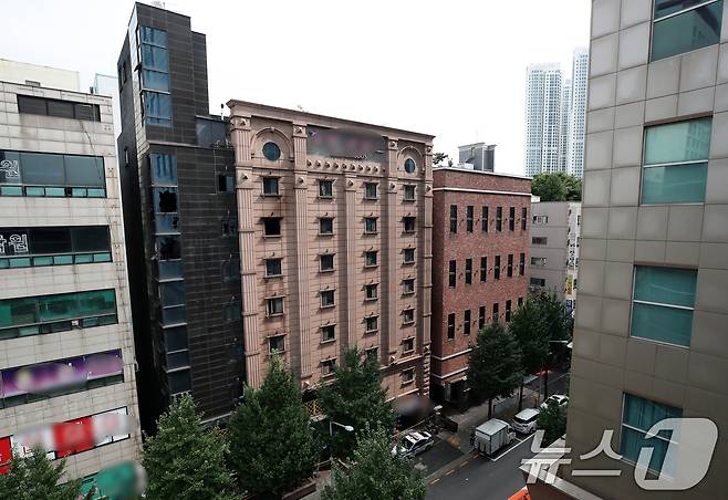 23일 오전 19명의 사상자를 낸 경기 부천시 중동의 한 호텔이 불에 타 검게 그을려 있다. 2024.8.23/뉴스1 ⓒ News1 오대일 기자