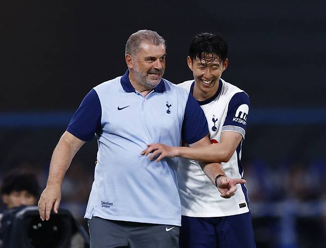 Soccer Football - Pre Season Friendly - Vissel Kobe v Tottenham Hotspur - Japan National Stadium, Tokyo, Japan - July 27, 2024 Tottenham Hotspur's Son Heung-min with manager Ange Postecoglou REUTERS/Issei Kato <저작권자(c) 연합뉴스, 무단 전재-재배포, AI 학습 및 활용 금지>