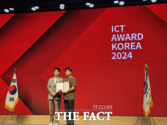 국립생태원 권용수 생태정보팀장이 '2024 ICT(정보통신기술) 어워드 코리아'에서 디지털 기술혁신 부문에서 동상을 수상하고 있다. /국립생태원