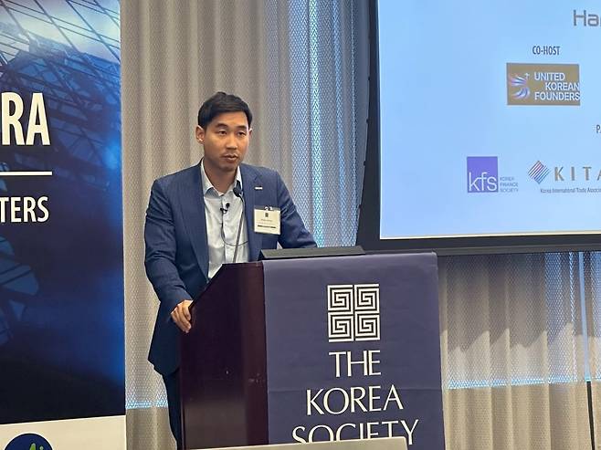 지난 1일 뉴욕에서 열린 한인 스타트업 행사에서 정세주 눔 대표가 '한국 창업자 연합(UKF)의 출범을 알리고 있다./프라이머사제 제공