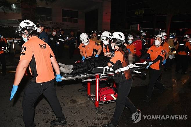 부천 호텔 화재로 7명 사망…환자 이송 (부천=연합뉴스) 22일 오후 경기 부천 모 호텔의 화재 현장에서 소방대원들이 환자를 이송하고 있다. 이 불로 7명이 숨졌고 다른 투숙객 등 12명이 다쳤다. 2024.8.23 [부천시 제공. 재판매 및 DB 금지] hwan@yna.co.kr (끝)