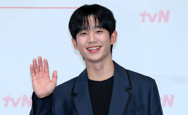 정해인이 출연한 '엄마친구아들'은 오류 난 인생을 재부팅하려는 여자와 그의 살아있는 흑역사인 '엄마친구아들'이 벌이는 파란만장 동네 한 바퀴 로맨스다. 뉴시스