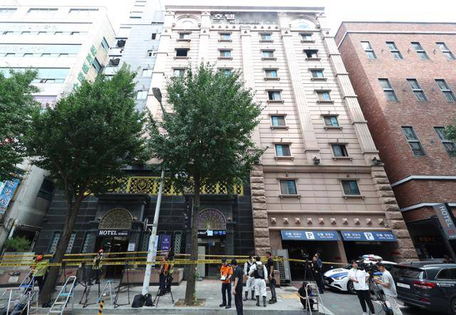 지난 22일 화재가 발생한 경기 부천시 원미구 중동의 호텔 앞에 23일 폴리스라인이 설치돼 있다. 연합뉴스