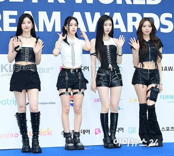 '와일드&시크' 그룹 있지(ITZY) 유나가 22일 서울 송파구 잠실실내체육관에서 열린 '2024 K-WORLD DREAM AWARDS(2024 케이 월드 드림 어워즈)' 블루 카펫에 참석하고 있다. [사진=정소희 기자]