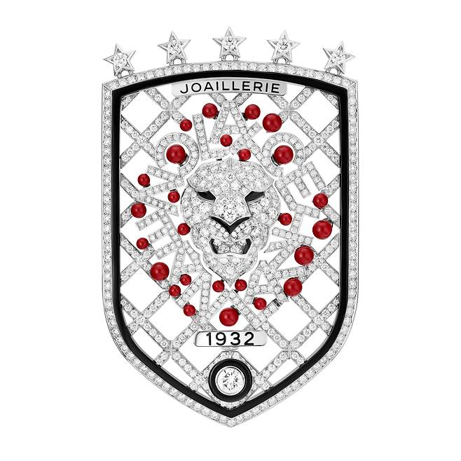 사자와 별, 영문 로고 등 브랜드를 상징하는 요소로 만든 샤넬 프린트 라이온 브로치.[사진 샤넬]