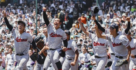 23일 일본 여름 고시엔 대회에서 우승한 뒤 기뻐하며 응원석으로 달려가는 교토국제고 선수들. 교도=연합뉴스