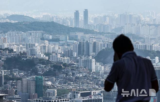 [서울=뉴시스] 김근수 기자 = 20일 서울 중구 남산에서 서울 시내 아파트와 주택 단지가 보이고 있다.  한국은행이 '소비자동향조사 결과'에 따르면 8월 주택가격전망지수는 118로 전월보다 3포인트(p) 상승했다. 이는 지난 2021년 10월(125) 이후 최고치다. 주택가격전망지수는 현재와 비교한 1년 후 전망을 반영한다. 이 지수가 100을 상회하면 집값 상승을 예상하는 소비자 비중이 크다는 의미다. 2024.08.20. ks@newsis.com