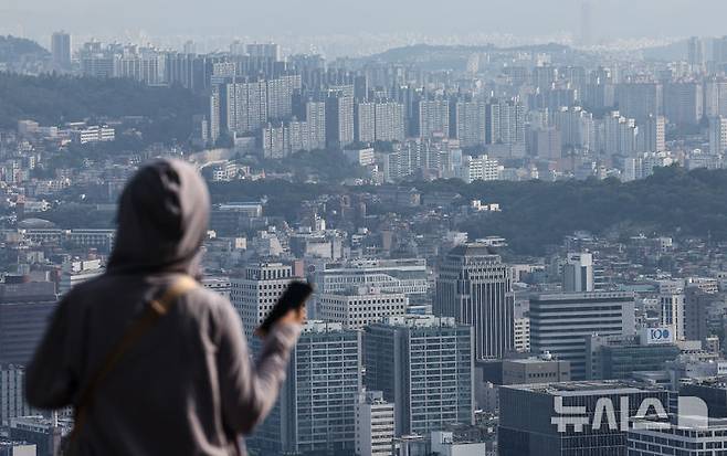 [서울=뉴시스] 김근수 기자 = 지난 20일 서울 중구 남산에서 서울 시내 아파트와 주택 단지가 보이고 있다.  한국은행이 '소비자동향조사 결과'에 따르면 8월 주택가격전망지수는 118로 전월보다 3포인트(p) 상승했다. 이는 지난 2021년 10월(125) 이후 최고치다. 주택가격전망지수는 현재와 비교한 1년 후 전망을 반영한다. 이 지수가 100을 상회하면 집값 상승을 예상하는 소비자 비중이 크다는 의미다. 2024.08.23. ks@newsis.com