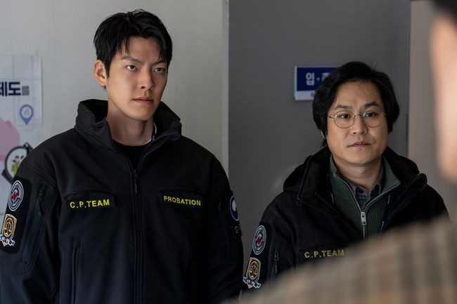 Officer Black Belt(L to R) Kim Woo-bin as Lee Jung-do, Kim Sung-kyun as Kim Sun-min in Officer Black Belt. Cr. Soyun Jeon/Seowoo Jung/Netflix © 2024