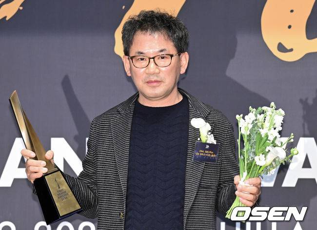 [OSEN=조은정 기자]9일 오후 서울 장충동 신라호텔 다이너스티홀에서 2024 대한민국 퍼스트브랜드 대상 시상식이 진행됐다.22주년을 맞은 대한민국 퍼스트브랜드 대상은 매년 소비자 조사를 통해 한 해를 이끌어갈 기대되는 브랜드를 선정하는 시상식이다.‘나는 SOLO’ 남규홍 대표가 포즈를 취하고 있다. 2024.01.09 /cej@osen.co.kr