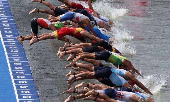 트라이애슬론 남자/센강 입수 - 2024파리올림픽 트라이애슬론 경기가 열린 31일(현지시간) 프랑스 파리 알렉산드르 3세 다리에서 출전 선수들이 센강으로 뛰어들고 있다. 트라이애슬론 남자 경기는 30일 진행될 계획이었지만 센강 대장균 검출 수치 초과 등 수질문제로 연기됐었다. 2024.7.31 파리 박지환 기자