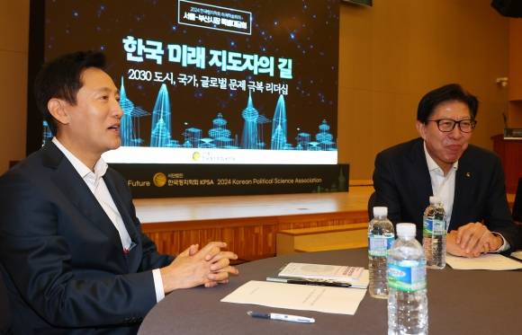 특별대담 갖는 서울·부산 시장 - 오세훈 서울시장과 박형준 부산시장이 23일 오전 부산 동서대 센텀캠퍼스에서 ‘한국 미래 지도자의 길-2030 도시, 국가, 글로벌 문제 극복 리더십’을 주제로 열린 특별대담에서 대화하고 있다.  연합뉴스