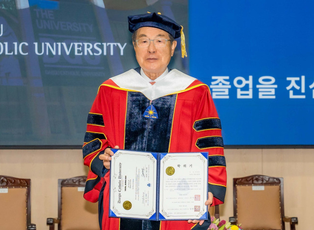 윤동한 한국콜마 회장이 22일 경북 경산에 있는 대구가톨릭대에서 문학박사 학위를 받은 후 기념 촬영을 하고 있다. 사진 제공=한국콜마