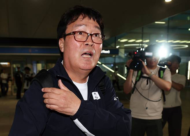 8월7일 김택규 대한배드민턴협회장이 인천공항 입국장을 나오고 있다. 파리올림픽에 동행한 김 회장은 선수단보다 먼저 돌아왔다.ⓒ연합뉴스