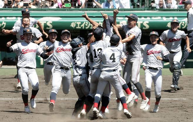 교토국제고 선수들이 22일 고시엔 결승 우승을 확정하고 기뻐하고 있다. 연합뉴스