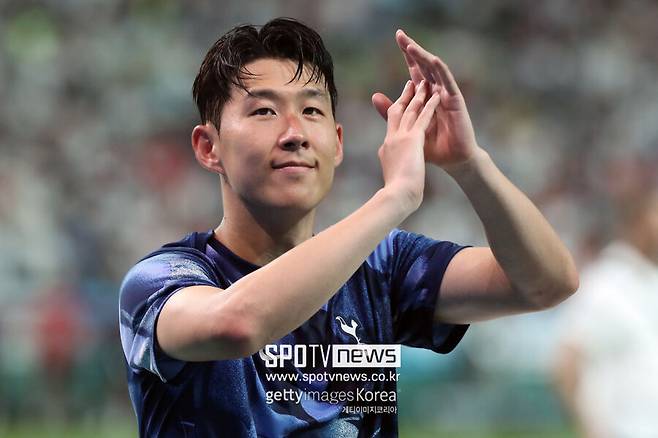 ▲&nbsp;영국 매체 '풋볼365'는 22일(이하 한국시간) "토트넘의 엔지 포스테코글루 감독이 손흥민을 뺄 용기가 있을까"라며 "토트넘의 공격수 중 우리를 가장 놀라게 한 건 바로 손흥민이다. 이제 손흥민 커리어는 상승 곡선이 아니다"라고 밝혔다.&nbsp;또한 "올해 여름 프리미어리그 팀이 팔아야 할 선수 중에는 반드시 손흥민이 있어야 한다. 아주 조금 지나치다고 말할 수 있겠다"며 방출 언급까지 했다.&nbsp;