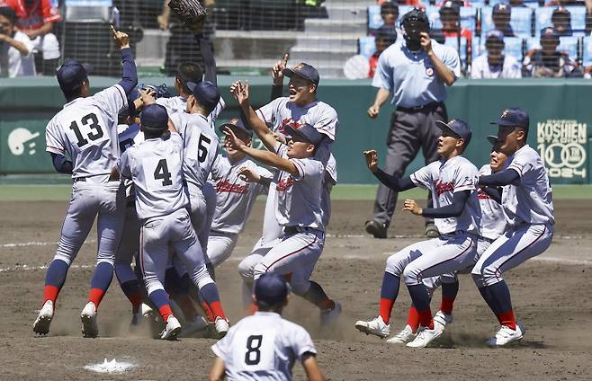 한국계 민족학교 교토국제고등학교가 23일 일본 효고현 니시노미야시의 고시엔 구장에서 열린 제 106회 일본 전국고교야구선수권대회 결승에서 연장 10회 접전 끝에 간토다이이치고를 2-1로 제압하고 정상에 올라섰다. 경기 종료 후 교토국제고 선수들이 기쁨을 나누고 있다. 교도통신 연합뉴스