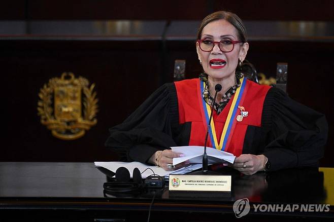 대선 감사 결과 발표하는 베네수엘라 대법원장 (카라카스 AFP=연합뉴스) 카리슬리아 로드리게스 베네수엘라 대법원장이 22일(현지시간) 카라카스에 있는 베네수엘라 대법원에서 7·28 대선 개표 과정 검증을 위한 감사 결과를 발표하고 있다. 2024.8.23