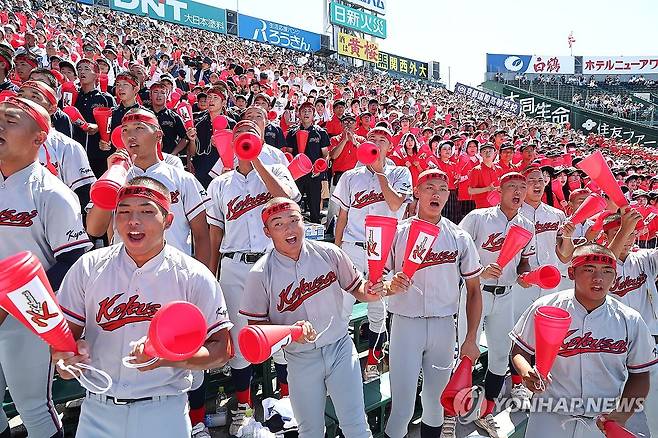 '교토국제고 이겨라' (니시노미야[일본]=연합뉴스) 류영석 기자 = 23일 일본 효고현 니시노미야 한신 고시엔구장에서 열린 일본 전국 고교야구선수권대회(고시엔) 결승전 교토국제고와 간토다이이치고 경기. 
    일본 내 한국계 민족학교인 교토국제고 재학생들이 선수들을 응원하고 있다. 2024.8.23 ondol@yna.co.kr