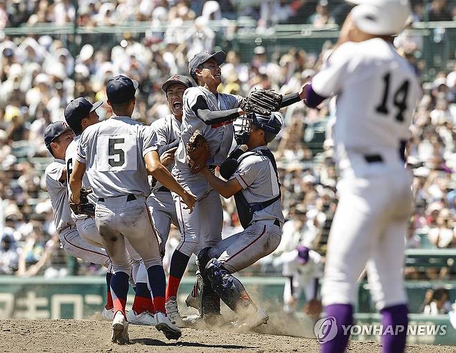 "우승이닷"…환호하는 교토국제고 선수들 (니시노미야[일본] 교도=연합뉴스) 23일 일본 효고현 니시노미야 한신고시엔구장에서 열린 전국 고교야구선수권대회(여름 고시엔) 결승전에서 우승을 확정한 뒤 한국계 국제학교인 교토국제고 선수들이 마운드에서 얼싸안고 있다. 2024.8.23 chungwon@yna.co.kr