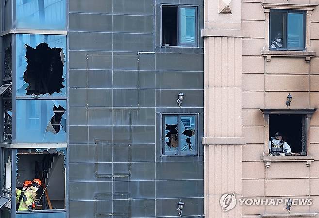 한쪽은 현장 정리, 한쪽은 현장 감식 (부천=연합뉴스) 김도훈 기자 = 23일 오전 전날 화재가 발생한 경기도 부천시의 한 호텔에서 경찰 및 소방 관계자 등이 합동 감식 및 현장 정리를 하고 있다. 2024.8.23 superdoo82@yna.co.kr