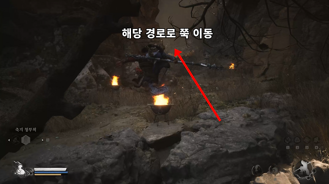 - 사당 정면 동굴 안쪽으로 바로 이동 후 언덕길 올라가기