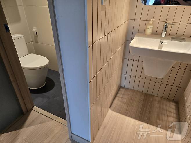 '맹그로브 신촌' 내부 모습. 건식 세면대와 샤워실, 화장실이 분리돼 있다.