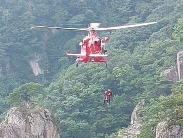 완주 대둔산서 암벽등반하던 40대 추락, 헬기 구조 모습.(전북자치도소방본부 제공)/뉴스1