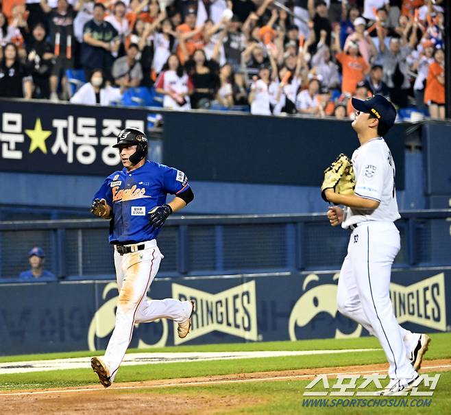 24일 잠실야구장에서 열린 한화와 두산의 경기, 9회초 1사 1,3루 한화 최재훈 타석때 3루주자 유로결이 두산 김택연의 폭투에 동점 득점을 올리고 있다.  잠실=허상욱 기자 wook@sportschosun.com/2024.08.24/