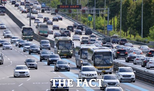 국내 급발진 관련 판례 가운데 소비자 청구가 인용된 1건의 판결에서는 '정황 증거'에 힘이 실려 '차량의 결함'이라는 의심으로 이어졌다. 당시 법원은 운전자가 정상 운행 중이었다고 판단해 제조사에 대한 손해배상 청구를 받아들였다. 현재 사건은 대법원 판단을 앞두고 있다. /더팩트DB