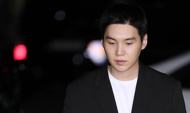 '전동스쿠터 음주운전' 혐의를 받고 있는 그룹 방탄소년단(BTS)의 멤버 슈가(본명 민윤기)가 23일 서울 용산경찰서에 출석한 모습. /뉴스1