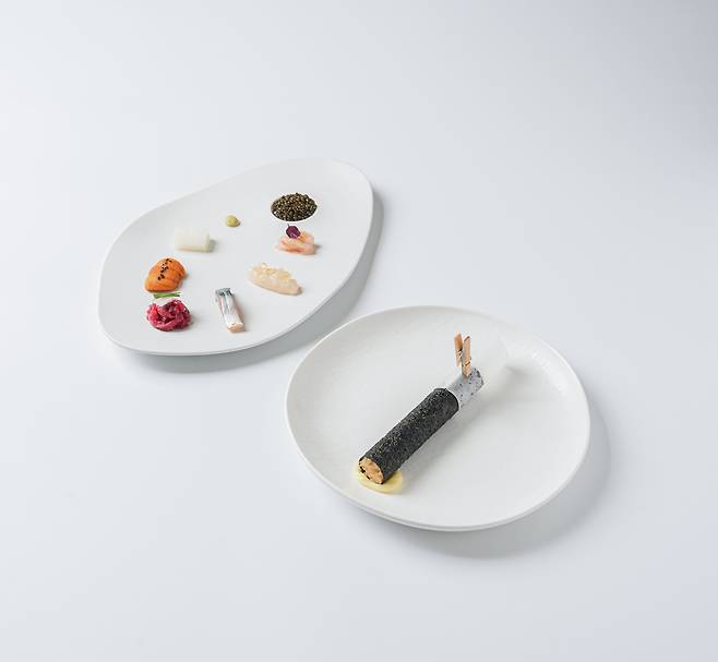 정식당의 시그니처 메뉴 중 하나인 '김밥'. 바삭한 김부각 안에 소고기 등 속재료와 함께 버무린 밥이 들어가 있다. 함께 나온 트러플 소스와 곁들여 먹으면 된다. /정식당