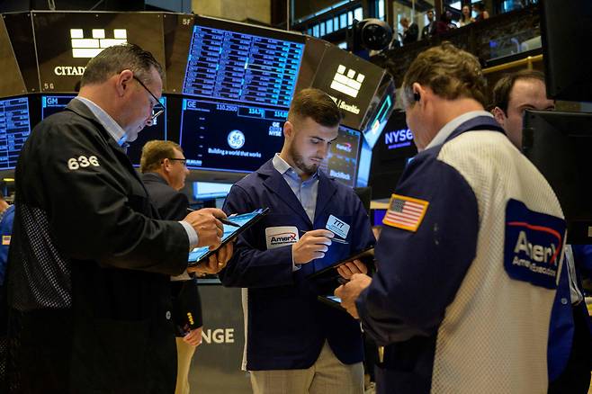 미국 뉴욕증권거래소(NYSE)에서 트레이더들이 업무를 보고 있다. /AFP=연합뉴스