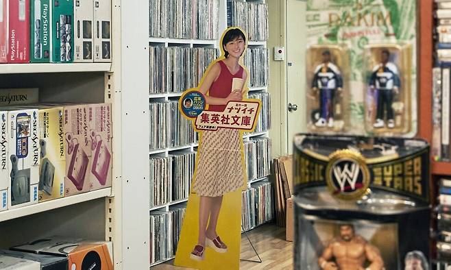 힙합 저널리스트 김봉현씨의 서울 서대문구 스튜디오에 진열돼 있는 엘피(LP)와 수집품들. 김씨는 엘피를 5~6천장가량 보유하고 있다. 스튜디오 어댑터 염서정