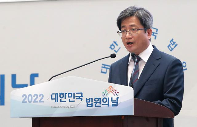 김명수 전 대법원장이 2022년 9월 13일 서울 서초구 대법원에서 열린 대한민국 법원의 날 기념식에서 기념사를 하고 있다. 뉴스1