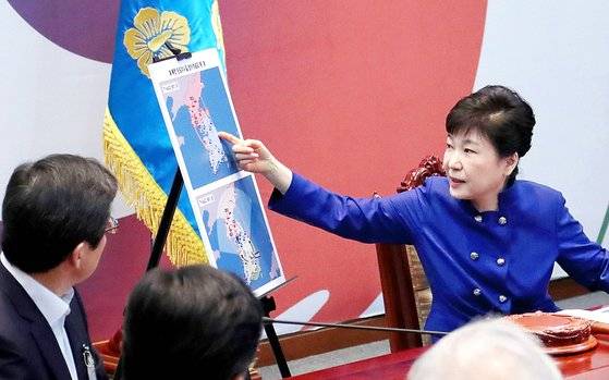 박근혜 대통령은 2016년 2월 14일 고고도미사일방어체계(사드, THAAD) 주한미군 배치 결정과 관련해 청와대에서 국가안전보장회의(NSC)를 주재했다. 중앙포토