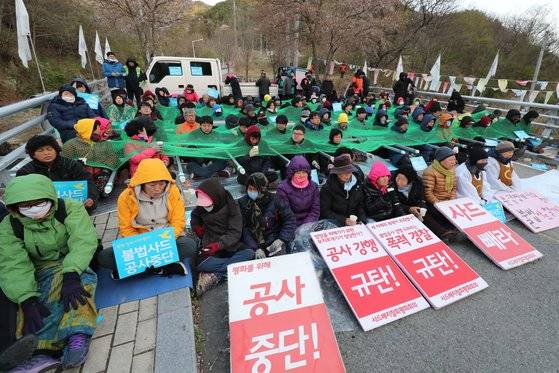 2018년 4월 12일 오전 경북 성주군 초전면 소성리 진밭교에 모인 사드 반대 단체와 주민들. 중앙포토