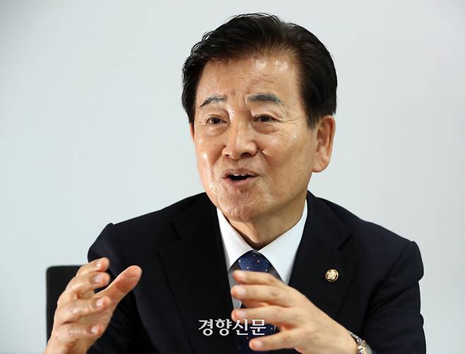 정동영 더불어민주당 의원이 지난 8월 21일 국회 의원회관에서 주간경향과 인터뷰를 하고 있다. /서성일 선임기자