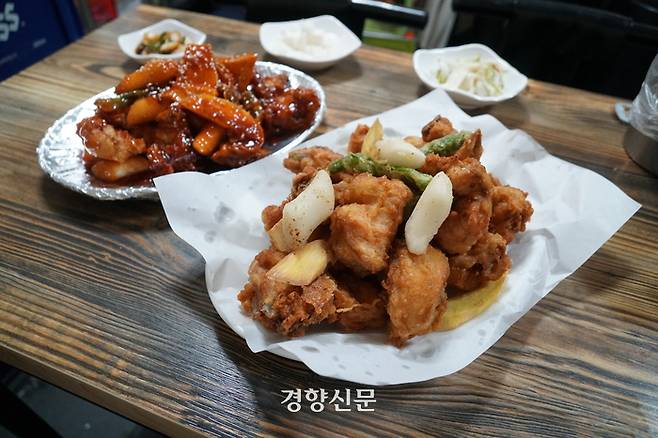 ‘남원식당’ 양념·후라이드 반반. 함께 튀겨져 나오는 꽈리고추와 떡, 고구마도 별미다. 노정연 기자