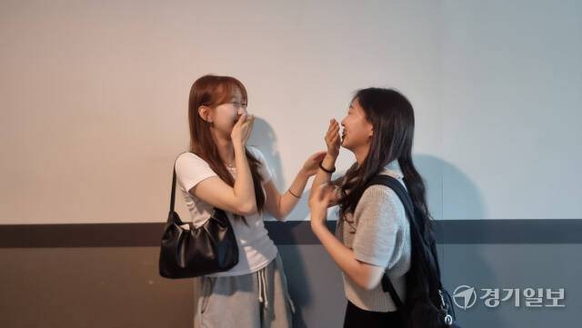 최시온씨(21·수원시) 일행이 영화 ‘사랑의 하츄핑’을 관람한 후 이야기를 나누며 웃음을 터뜨리고 있다. 이나경기자