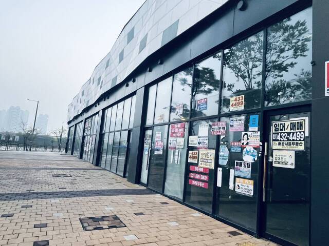 서울대병원이 들어 설 예정인 시흥시 배곧동의 서울대 시흥캠퍼스와 마주하고 있는 상가들이 텅텅빈 채 임대 문의 전단지만 어지럽게 여기저기 붙어 있다. 김형수기자